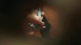 او خرده نان را روی م ...