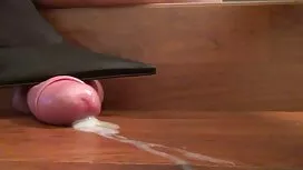 با نشستن روی میز رخت ...