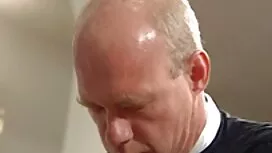 یک مرد خوش تیپ جوان  ...