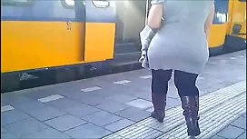 یک مرد سیاه عکس از د ...