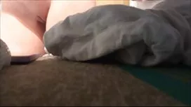 شخص دو روسپی بر روی  ...
